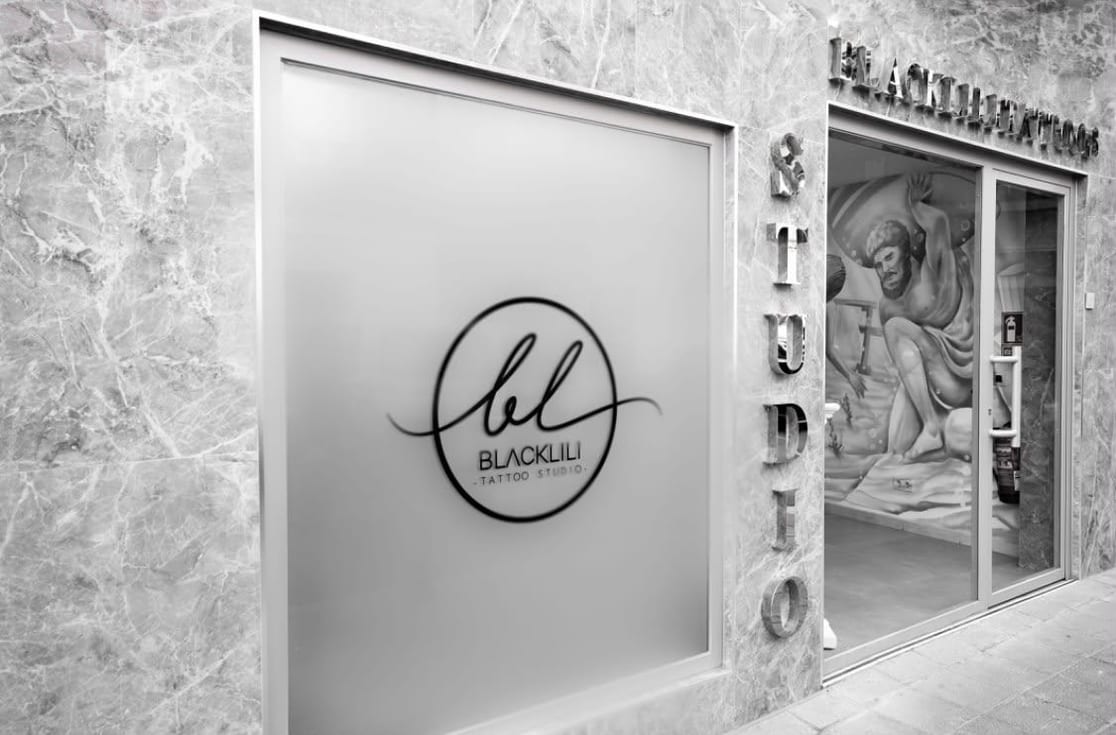 Fachada del estudio BlackLili Tattoos en Puente de Vallecas, Madrid