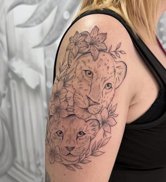 Tatuaje de animales en línea fina: crías de león con flores, hombro — Madrid