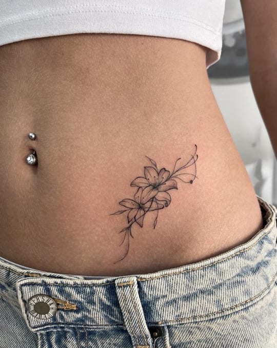 Tatuaje botánico de lirios en línea fina, costado — Madrid